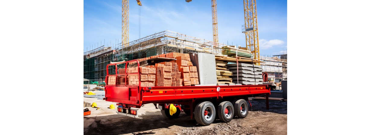 Бортовой прицеп для перевозки строительных материалов