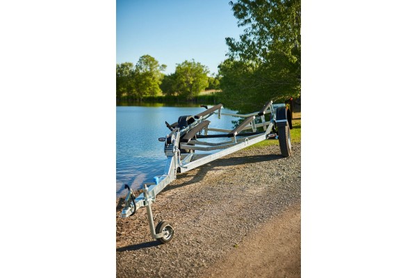 Усиленный лодочный прицеп Тактика 500 - Надежный транспорт для катеров и яхт Усиленный лодочный прицеп Тактика 500 - Надежный транспорт для катеров и яхт