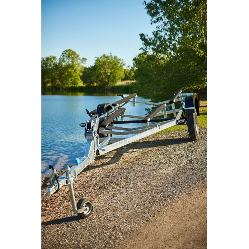 Усиленный лодочный прицеп Тактика 500 - Надежный транспорт для катеров и яхт Усиленный лодочный прицеп Тактика 500 - Надежный транспорт для катеров и яхт