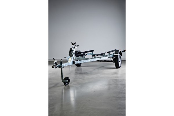 Усиленный лодочный прицеп Тактика 500 - Надежный транспорт для катеров и яхт Усиленный лодочный прицеп Тактика 500 - Надежный транспорт для катеров и яхт