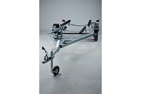 Усиленный лодочный прицеп Тактика 500 - Надежный транспорт для катеров и яхт Усиленный лодочный прицеп Тактика 500 - Надежный транспорт для катеров и яхт