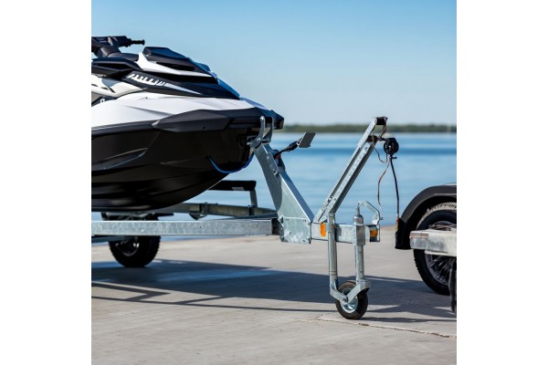Лодочный прицеп Тактика 500 для гидроциклов – надежность и удобство в каждой детали! Лодочный прицеп Тактика 500 для гидроциклов – надежность и удобство в каждой детали!