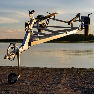 Усиленный лодочный прицеп Тактика 500 – надежное решение для водных путешествий