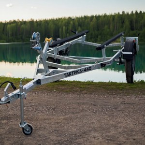 Лодочный прицеп Тактика 440: Идеальное Решение для Ваших Приключений на Воде – Низкорамная Платформа для Удобной Транспортировки