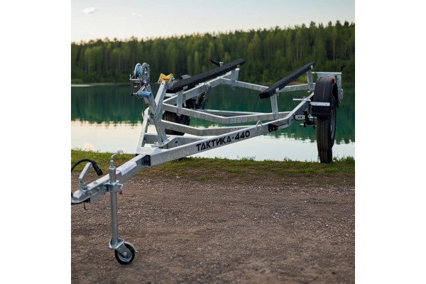 Лодочный прицеп Тактика 440: Идеальное Решение для Ваших Приключений на Воде – Низкорамная Платформа для Удобной Транспортировки Лодочный прицеп Тактика 440: Идеальное Решение для Ваших Приключений на Воде – Низкорамная Платформа для Удобной Транспортировки