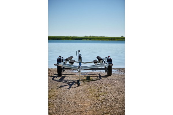 Усиленный лодочный прицеп Тактика 500 - Низкорамная платформа для надежной транспортировки лодок Усиленный лодочный прицеп Тактика 500 - Низкорамная платформа для надежной транспортировки лодок