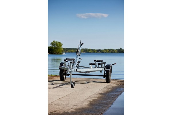 Усиленный лодочный прицеп Тактика 500 - Низкорамная платформа для надежной транспортировки лодок Усиленный лодочный прицеп Тактика 500 - Низкорамная платформа для надежной транспортировки лодок